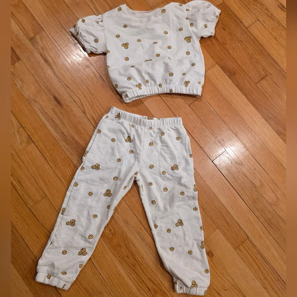 Jessica Simpson Smiley Jogger Outfit